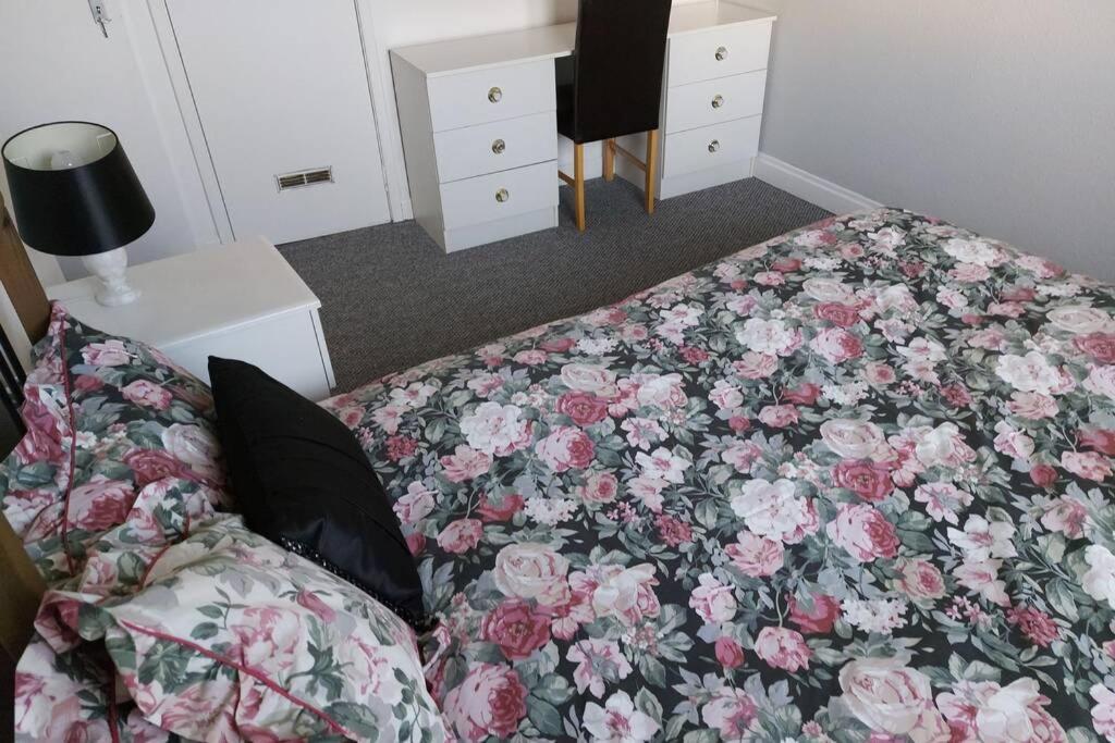 Wonderland Guest House Ковънтри Екстериор снимка